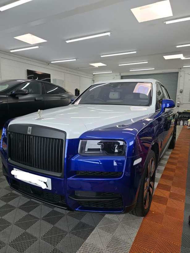 Rolls-Royce Cullinan, blue and white