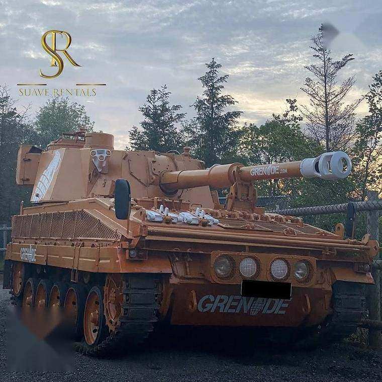 Tracked artillery vehicle