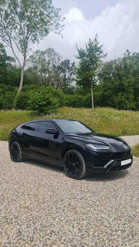 Lamborghini Urus, black