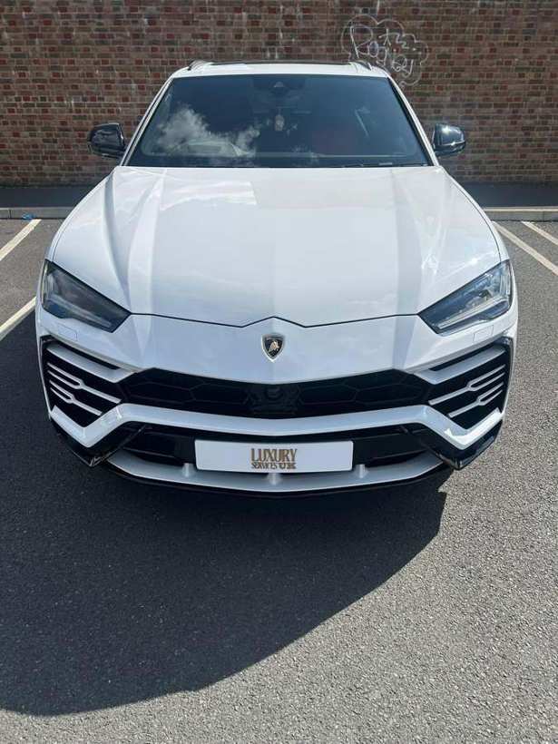 Lamborghini Urus, white